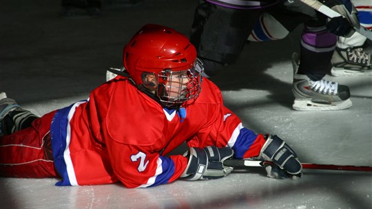 Hockey Québec appuie le NPD afin de diminuer les blessures graves dans le sport amateur